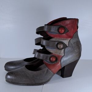 Elegant Women's Heeled Boots with Button Accents